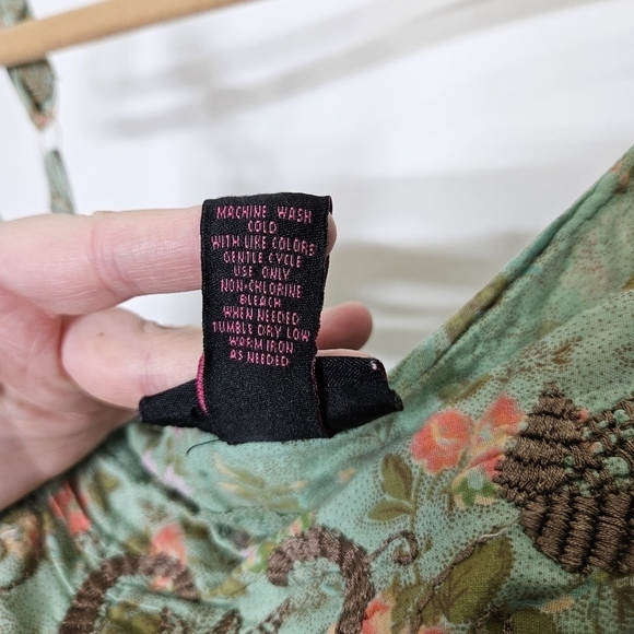 Torrid Spaghetti String Sleeveless Top Embroidery Floral Cotton Sz 2 2x FLAWED - Picture 8 of 11